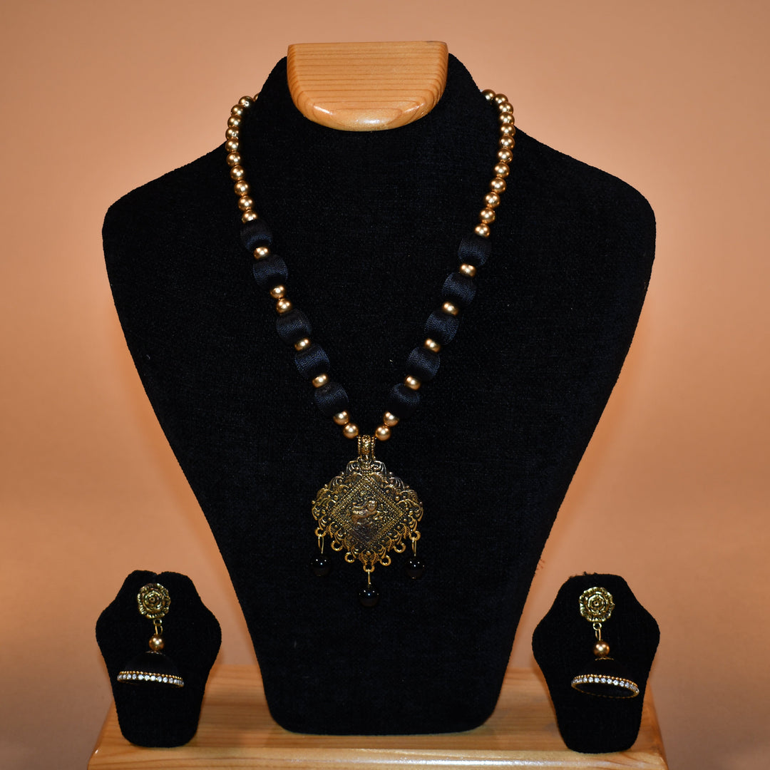 Black Necklace Set with Diamond Pattern