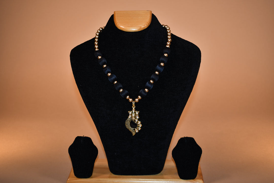 Elegant Black Necklace with Eye Drop Pattern