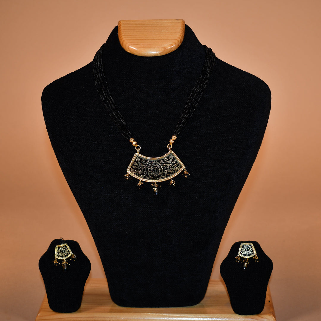 Intricately Carved Black Necklace Set